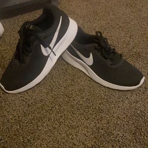 Nike Tanjun Black and white sneakers size 8